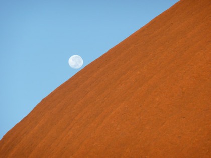 An inspiring shot of Uluru at dawn
